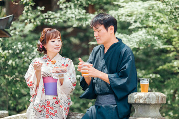 Obraz premium 夏祭りにきた男女 