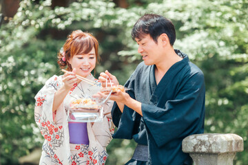 夏祭りにきた男女
