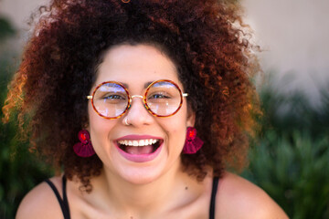 Una chica feliz  que inspira  una mente positiva con sus gafas en una tarde de verano 
