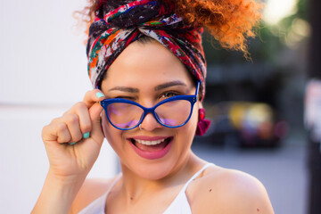 Chica sonriendo con su lentes opticos nuevos 