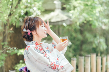 Fototapeta premium 飲み物を飲む浴衣姿の女性 