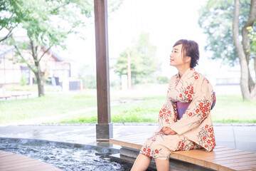 足湯に入る女性
