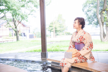 足湯に入る女性
