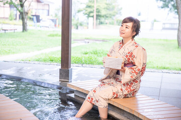 足湯に入る女性
