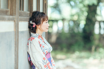 神社にいる浴衣の女性
