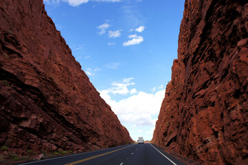 巨大な岩山を削って造った崖に挟まれた道路