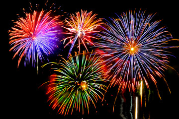 花火背景 横長 暗闇に垂れ落ちる金色の錦冠菊 Wall Mural Beiz Images