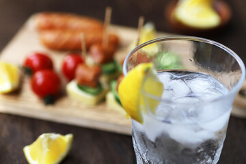 グラスに注がれた冷たいハイボールとおつまみ