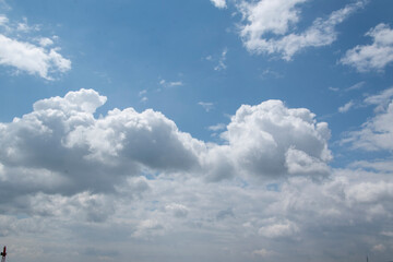 Obraz premium Kumuluswolken treten meist bei sonnigem Wetter auf, wenn die Luft etwas feuchter ist. Sie entstehen durch lAufwind, wie Thermik. Luftmassen steigen auf, dehnen sich aus und kühlen dabei ab.