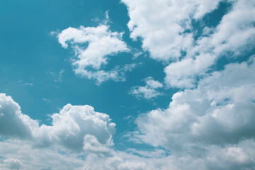 Naklejka na ściany i meble Kumuluswolken treten meist bei sonnigem Wetter auf, wenn die Luft etwas feuchter ist. Sie entstehen durch lAufwind, wie Thermik. Luftmassen steigen auf, dehnen sich aus und kühlen dabei ab.