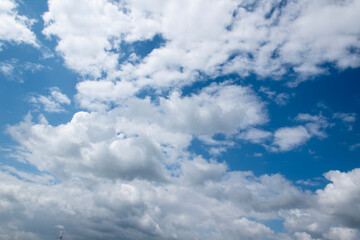 Fototapeta na wymiar Kumuluswolken treten meist bei sonnigem Wetter auf, wenn die Luft etwas feuchter ist. Sie entstehen durch lAufwind, wie Thermik. Luftmassen steigen auf, dehnen sich aus und kühlen dabei ab.