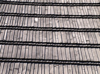 Drewniane dachówki na dachu  - 432623623