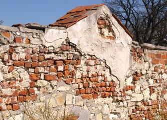 Stary ceglany mur - 432623842