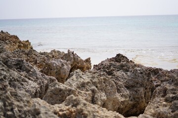 Fototapeta na wymiar 宮古島の岩場の多いビーチ