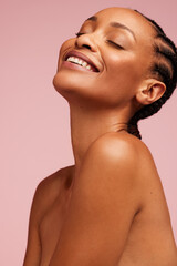 Smiling female model with healthy skin - obrazy, fototapety, plakaty