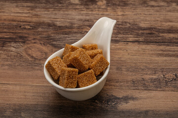 Cane sugar cubs in the bowl