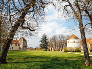 Le parc du château d'époisses. Un parc et un château.