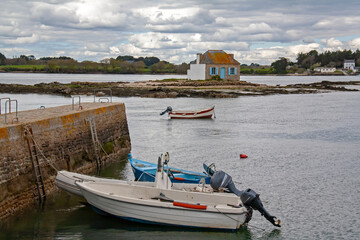 Belz. Ile de Saint-Cado. Maison isolée et jetée  sur l'îlot de Nichtarguér, Morbihan. Bretagne