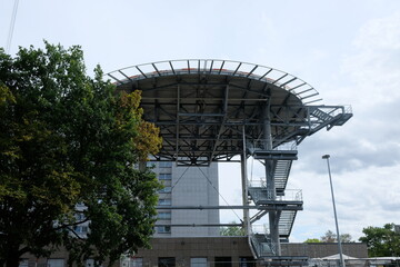 FU 2020-08-22 Frechen 142 Hubschrauberlandeplatz neben einem Baum