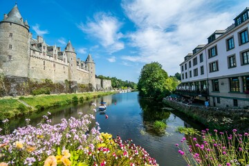 Fototapeta na wymiar Josselin, cité de caractère et village fleuri, baigné par la rivière l'Oust, se situe dans la Morbihan en Bretagne. 