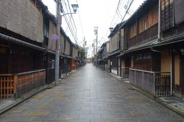 雨の京都、祇園新橋（重要伝統的建造物保存地区）界隈