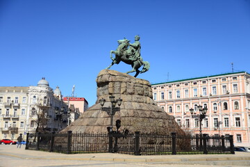Obraz premium KYIV, UKRAINE - APRIL 5, 2019: Monument of Bohdan Khmelnytsky, the Hetman of Ukrainian Zaporozhian Cossacks, on Sofia square in Kyiv, Ukraine. St. Michael's Golden-Domed Monastery on the background