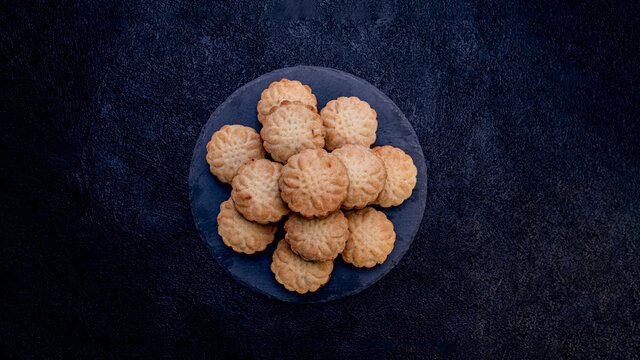 Desserts Eid al-Fitr , date sweet Cookies baked for Eid Eid al - Fitr called  mamool or Kahk.