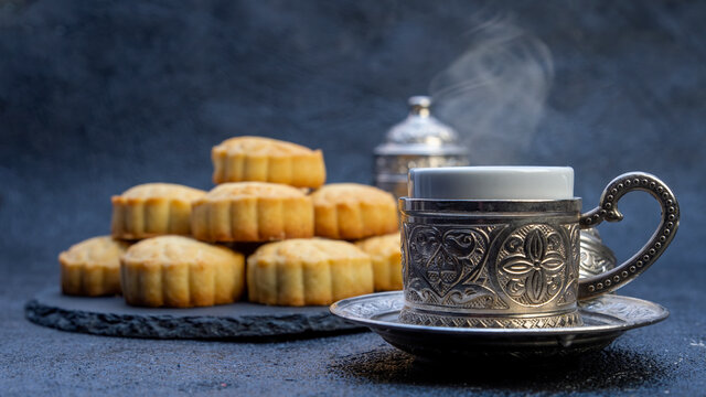 Desserts Eid al-Fitr , date sweet Cookies baked for Eid Eid al - Fitr called  mamool or Kahk.