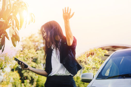 Businesswoman were upset about the outdoor weather on hot days because she had a problem with a damaged car and no telephone signal, contacting anyone : Business women are tired of broken car.