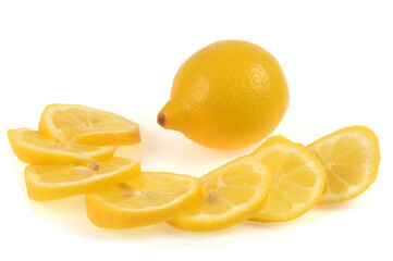 Citron et rondelles de citron en gros plan sur fond blanc