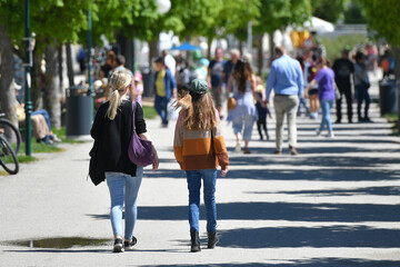 Viele Menschen auf der Esplanade in Gmunden am Muttertag bei Sonnenschein, Österreich, Europa -...