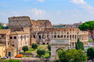 Obraz premium Colosseum and Roman Forum, a forum surrounded by ruins in Rome, Italy