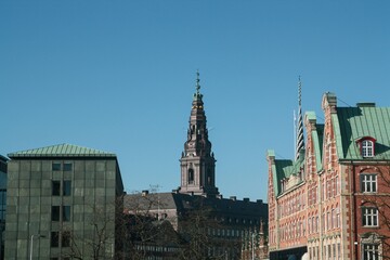 La torre del Palacio de Christiansborg y la parte trasera del antiguo edificio de la Bolsa de Valores ubicado en el centro de Copenhague, Dinamarca.