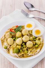 Rice Noodles with Green Curry Pork