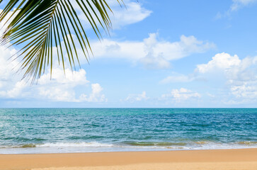 Fototapeta premium Beautiful blue sky with white cloud and blue sea and beach in phuket,