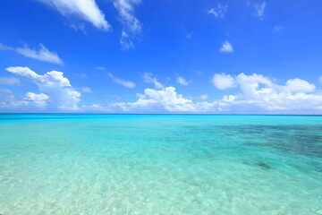 Fototapeta na wymiar 青い空とエメラルドグリーンの海