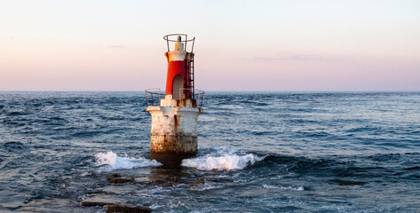 Vistas panorámicas del faro rojo y torcido de San Vicente de la Barquera , en Santander, España,...