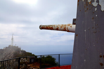 big cannon on the top of the rock of gibraltar