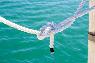 Obraz premium Rope knot on the background of sea