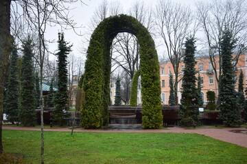Fototapeta na wymiar arch in the park