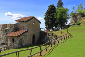 PARCO DELLA ROCCA BORROMEA AD ARONA, ITALIA