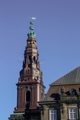 Fototapeta na wymiar La torre del palacio de Christiansborg. Palacio y edificio gubernamental en el islote de Slotsholmen ubicado en el centro de Copenhague, Dinamarca.