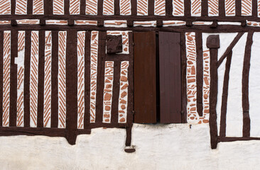 Façade de maison traditionnelle avec colombage