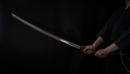Fototapeta premium 日本刀を構える人物