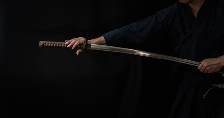 日本刀を構える人物