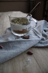 Cheesecake con yogurt e pistacchi