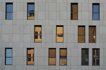 Moderne helle Haus Fassade und spiegel Fenster