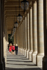 Flâner au Palais royal à Paris, France