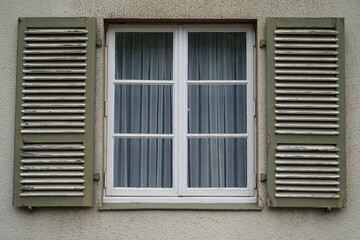 Fototapeta na wymiar altes 50 er Jahre Fenster mit grünen Fensterläden