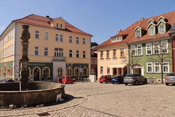 Fototapeta na wymiar Eisfeld in Thüringen; Marktplatz mit Marktbrunnen und Rathaus